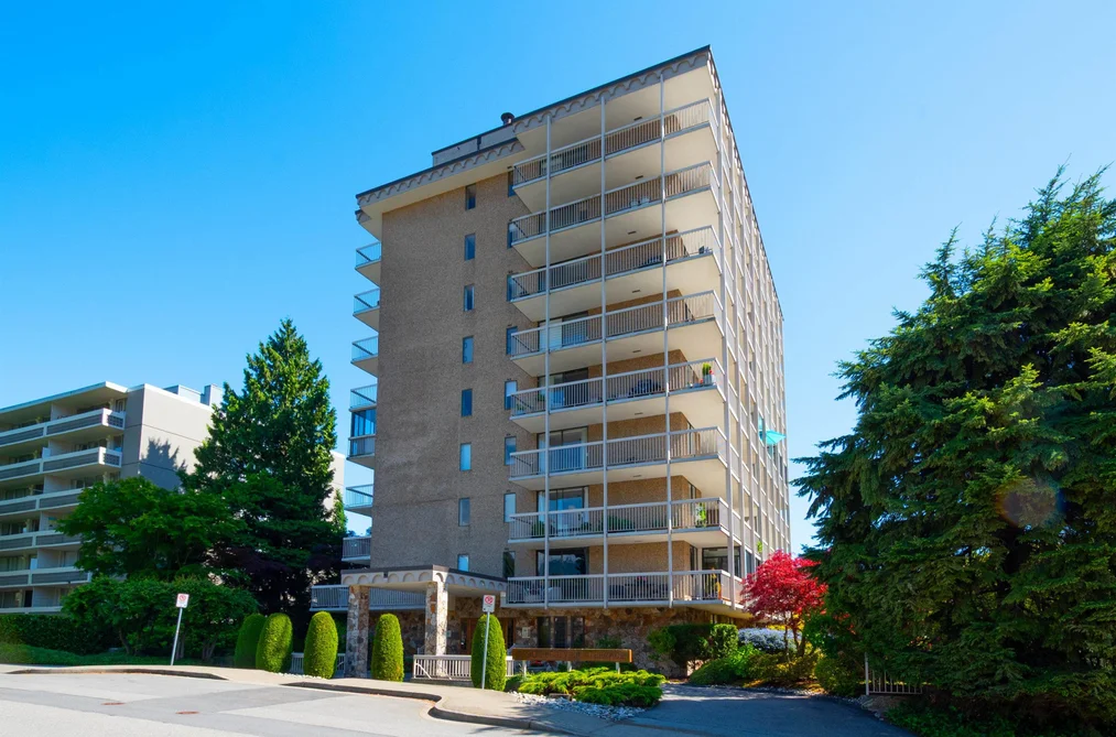 Condo for sale at 402 1390 Duchess Avenue West Vancouver British Columbia - MLS: R3131731