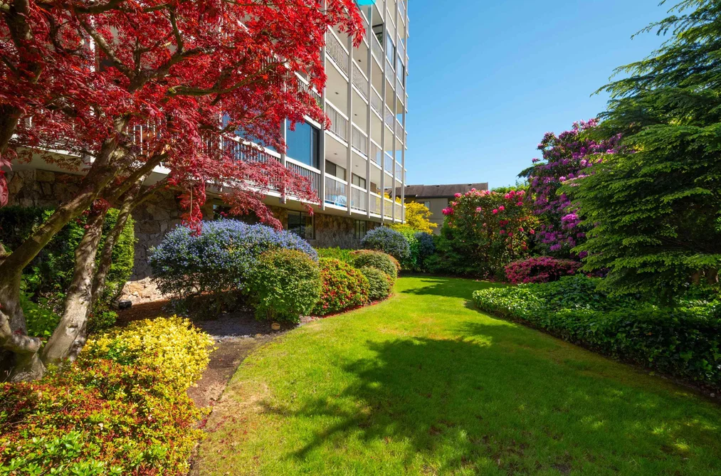 402 1390 DUCHESS AVENUE, West Vancouver BC V7T 1H6, West Vancouver BC — Residential for Sale - Photo 2