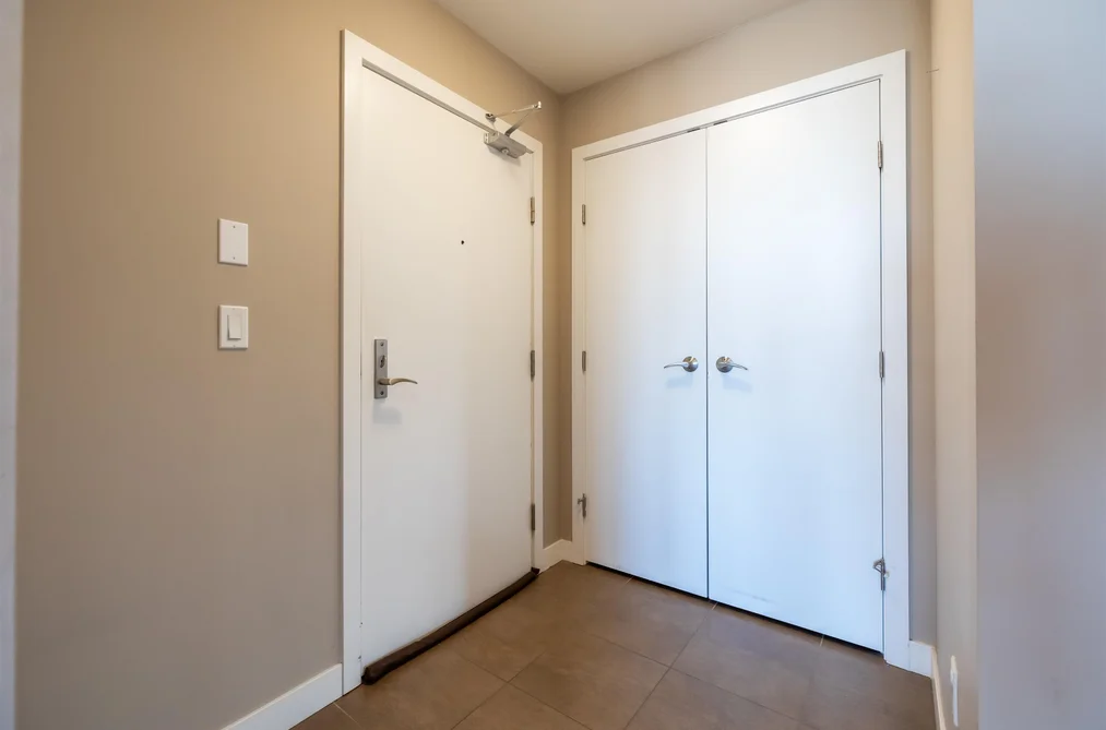 402 2950 KING GEORGE BOULEVARD, Surrey BC V4P 0E5, Surrey BC — Residential for Sale - Photo 2