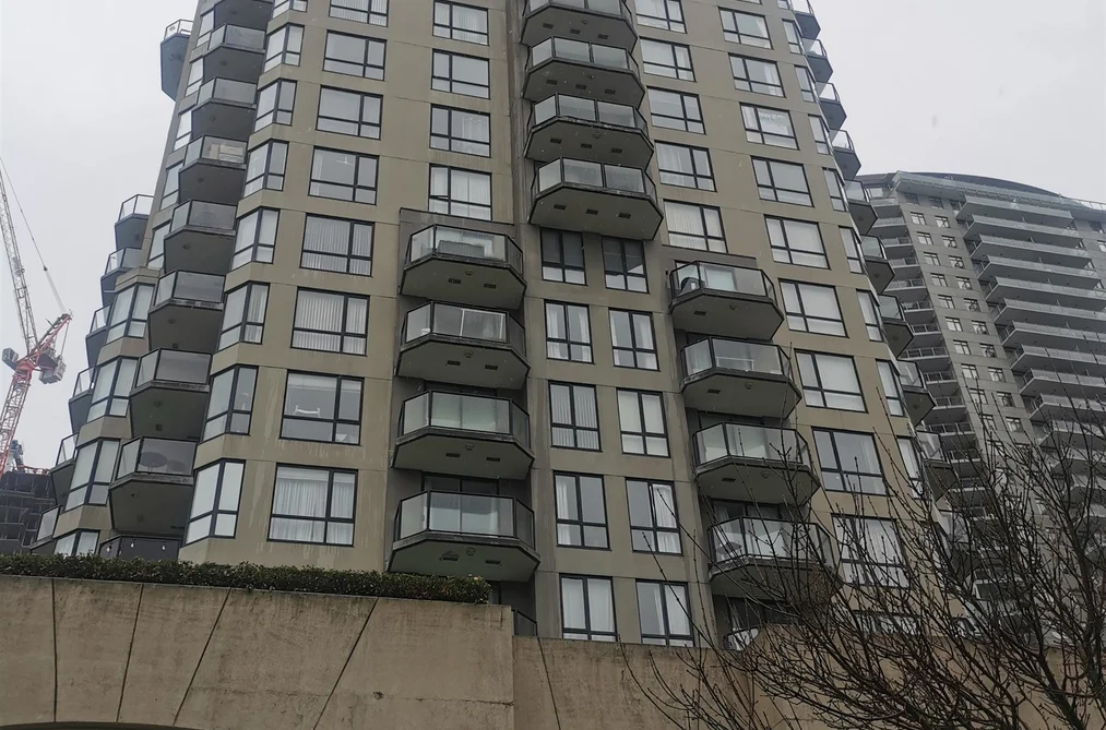 Condo for sale at 402 55 Tenth Street New Westminster British Columbia - MLS: R3102236
