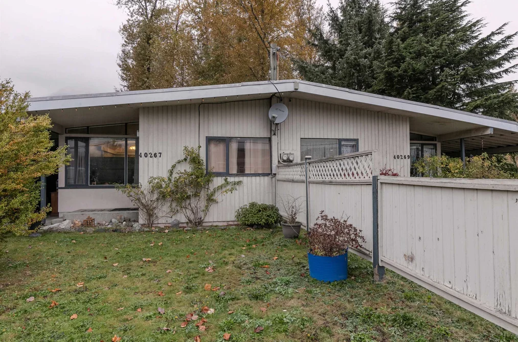 40267 Government Road, Squamish, BC - House for Sale - Photo 3 of 25 40267 Government Road, Squamish, BC - House for Sale - Photo 3 of 25