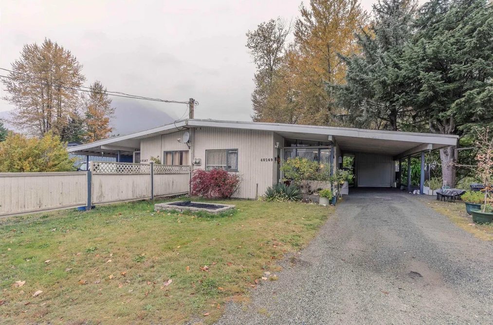 40267 Government Road, Squamish, BC - House for Sale - Photo 4 of 25 40267 Government Road, Squamish, BC - House for Sale - Photo 4 of 25