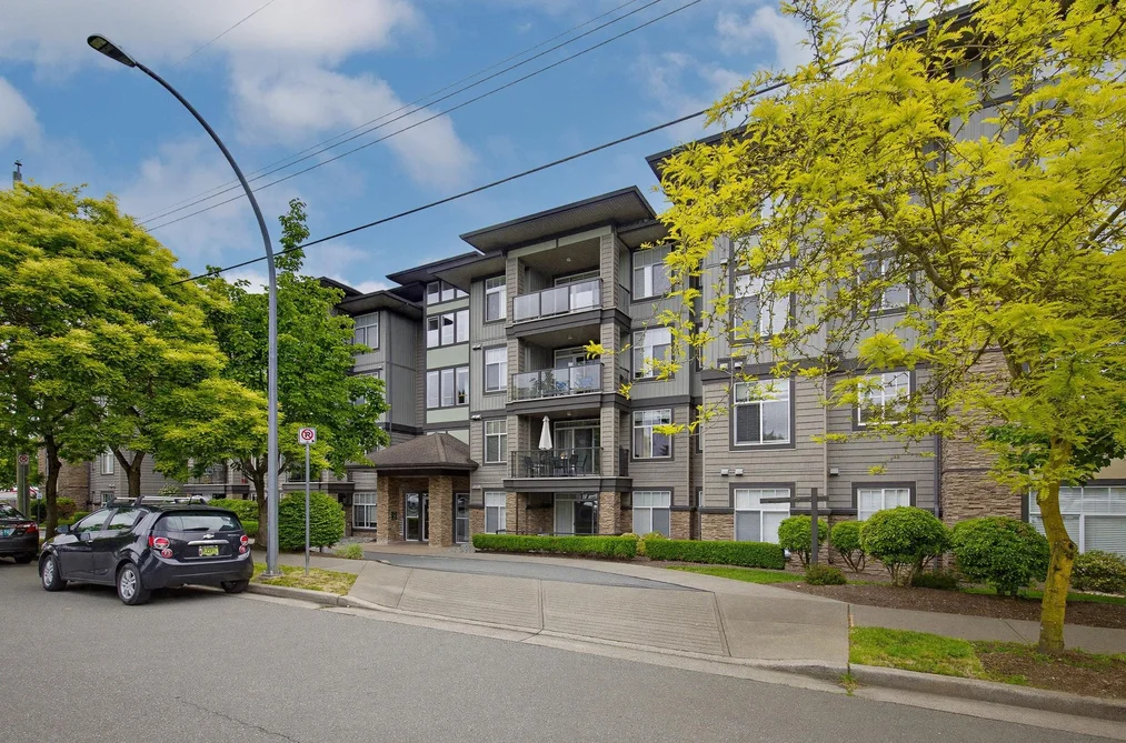 Condo for sale at 403 2068 Sandalwood Crescent Abbotsford British Columbia - MLS: R3126278