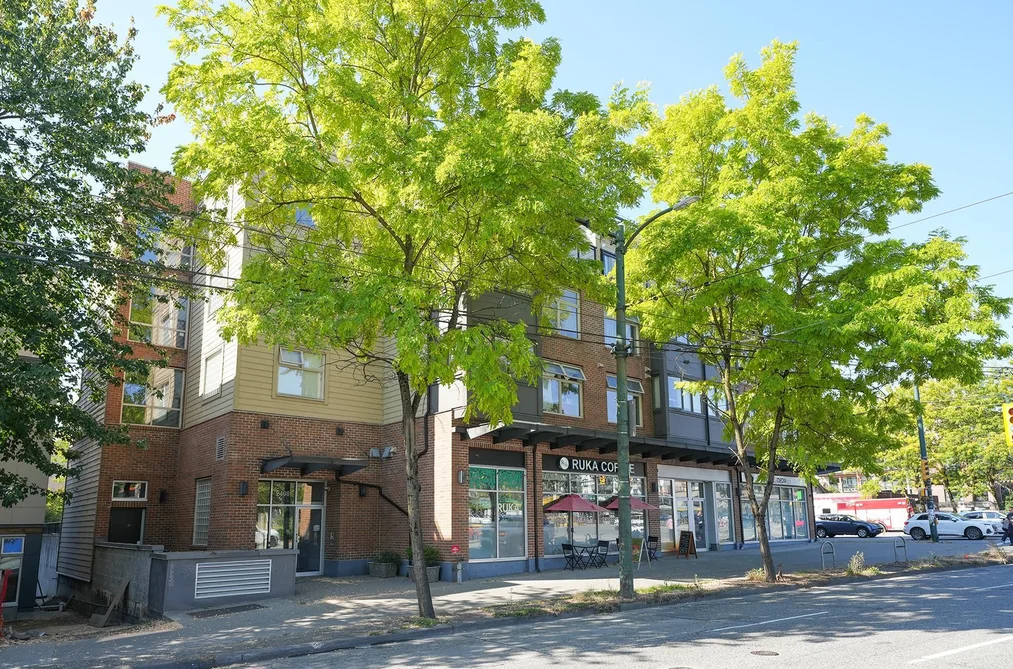 Condo for sale at 403 2408 E Broadway Vancouver British Columbia - MLS: R3158320