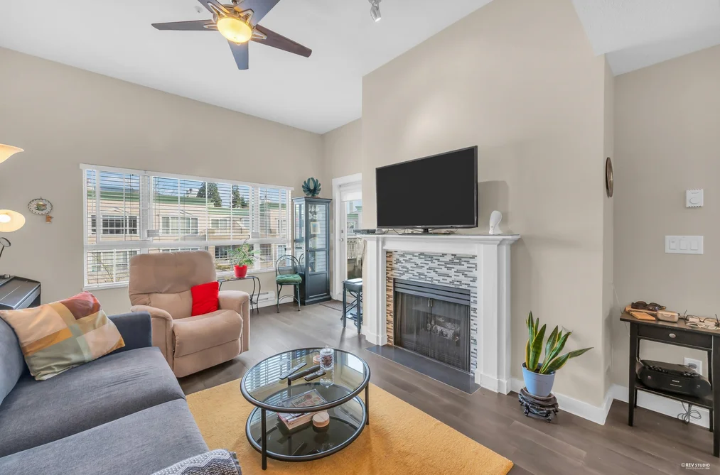 Condo for sale at 403 2970 Princess Crescent Coquitlam British Columbia - MLS: R3116078