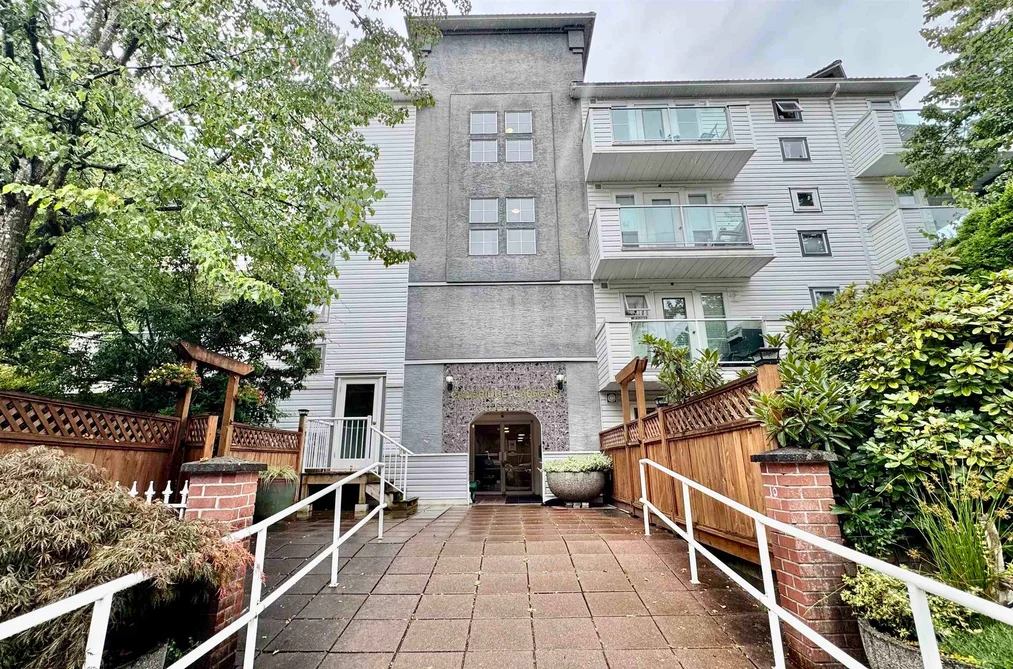 Condo for sale at 403 2983 Cambridge Street Port Coquitlam British Columbia - MLS: R3161250