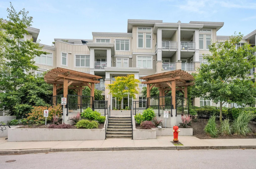 Condo for sale at 404 15436 31 Avenue Surrey British Columbia - MLS: R3134473