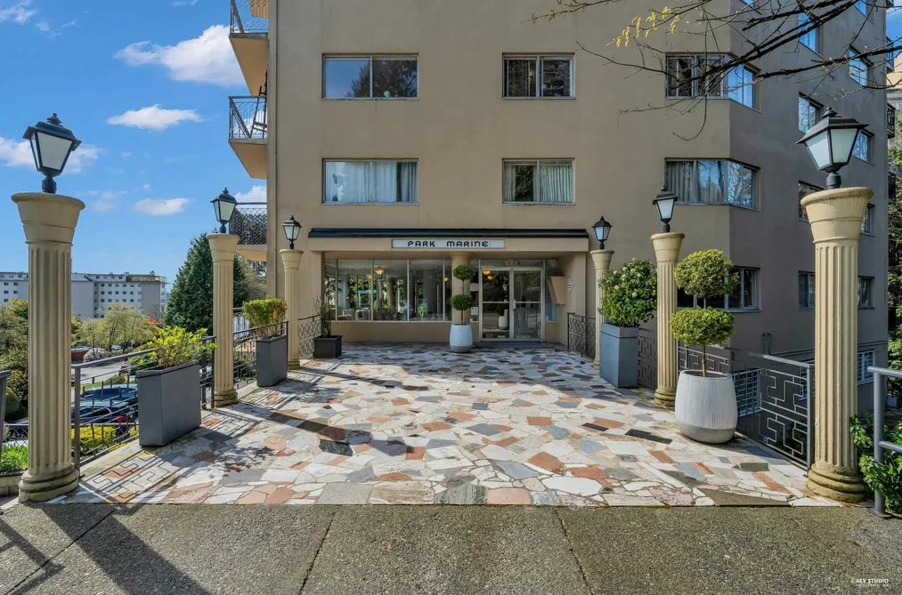 Condo for sale at 404 1930 Marine Drive West Vancouver British Columbia - MLS: R3109903