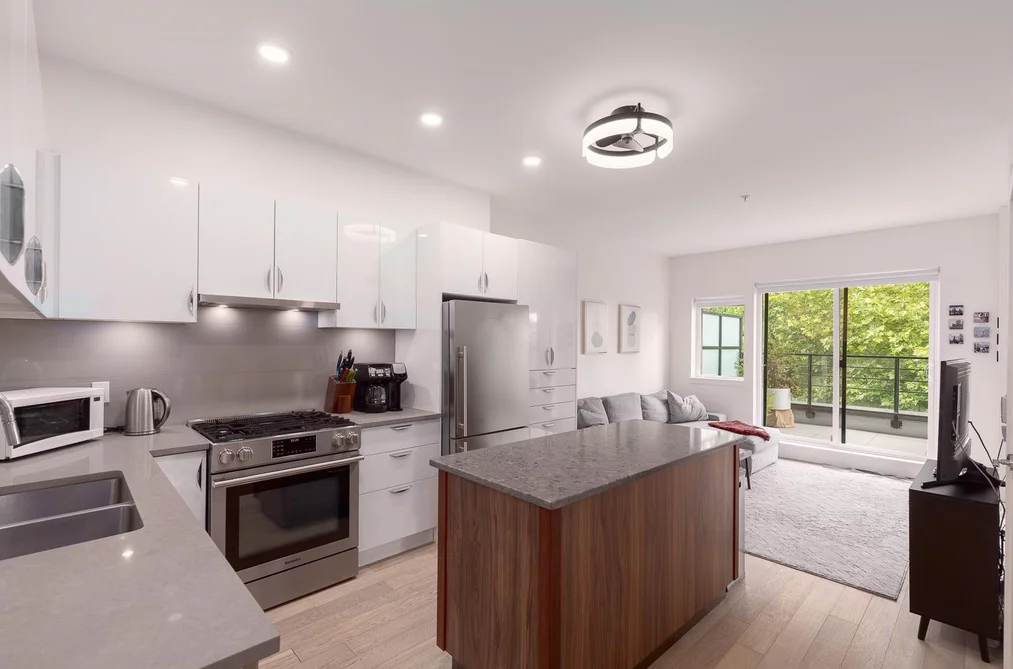 Condo for sale at 404 2666 Duke Street Vancouver British Columbia - MLS: R3136204