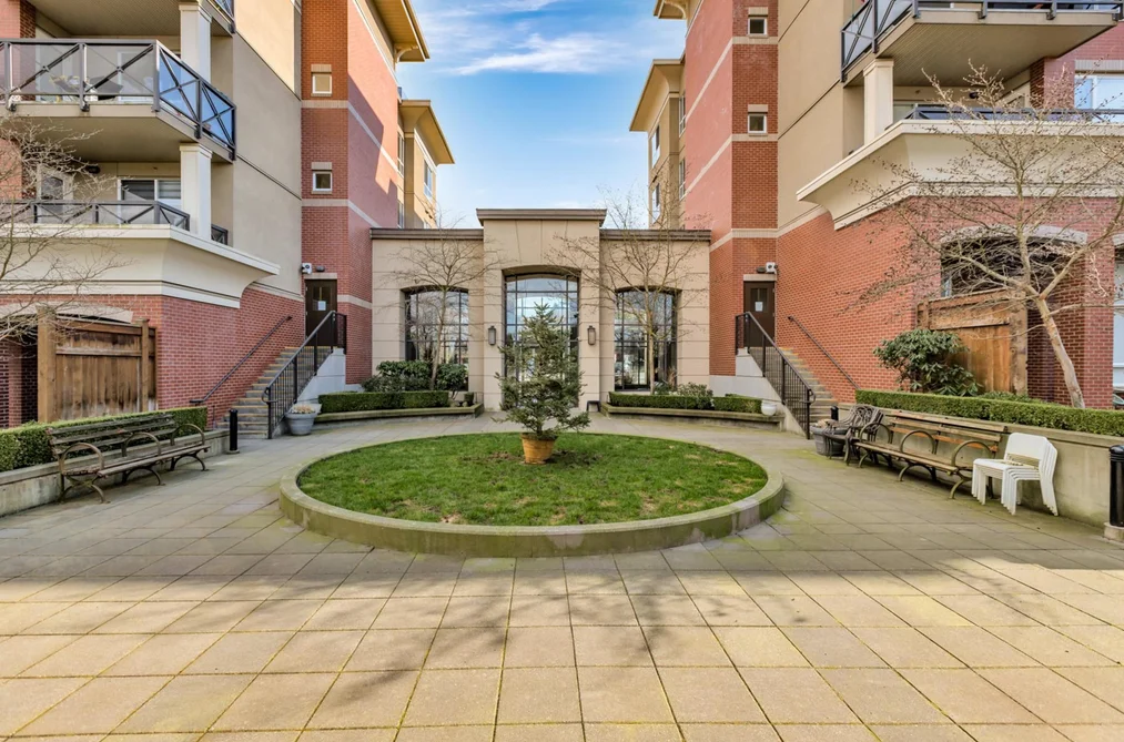 Condo for sale at 404 2970 King George Boulevard Surrey British Columbia - MLS: R3110377