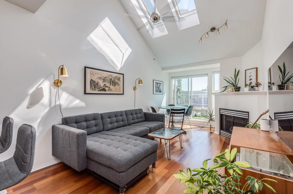 Condo for sale at 404 3939 Hastings Street Burnaby British Columbia - MLS: R3158841