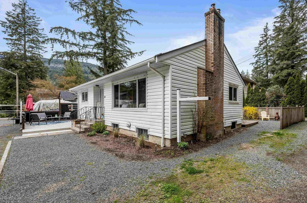 404 BIRCH STREET, Cultus Lake BC V2R 4Z3, Cultus Lake BC — Residential for Sale - Photo 2