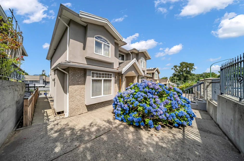 4049 CURLE AVENUE, Burnaby, BC — Residential for Sale — Photo 2 of 39