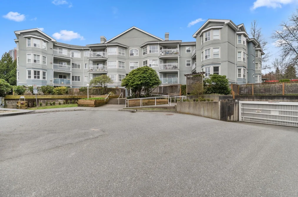 Condo for sale at 405 13955 Laurel Drive Surrey British Columbia - MLS: R3113770