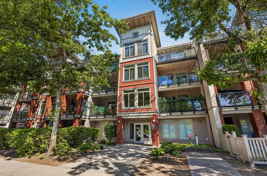 Condo for sale at 405 15385 101a Avenue Surrey British Columbia - MLS: R3140297