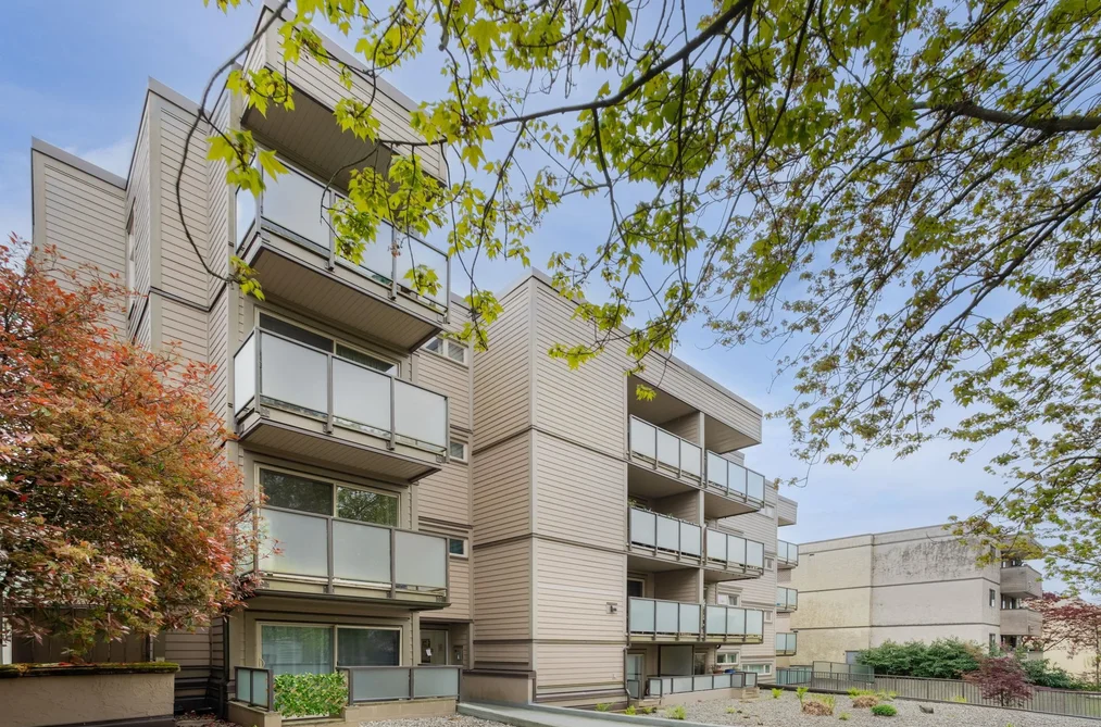 Condo for sale at 405 1864 Frances Street Vancouver British Columbia - MLS: R3117417