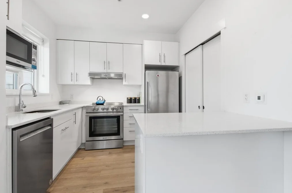 405 2137 CHESTERFIELD AVENUE, North Vancouver BC V7M 2P7, North Vancouver BC — Residential for Sale - Photo 2