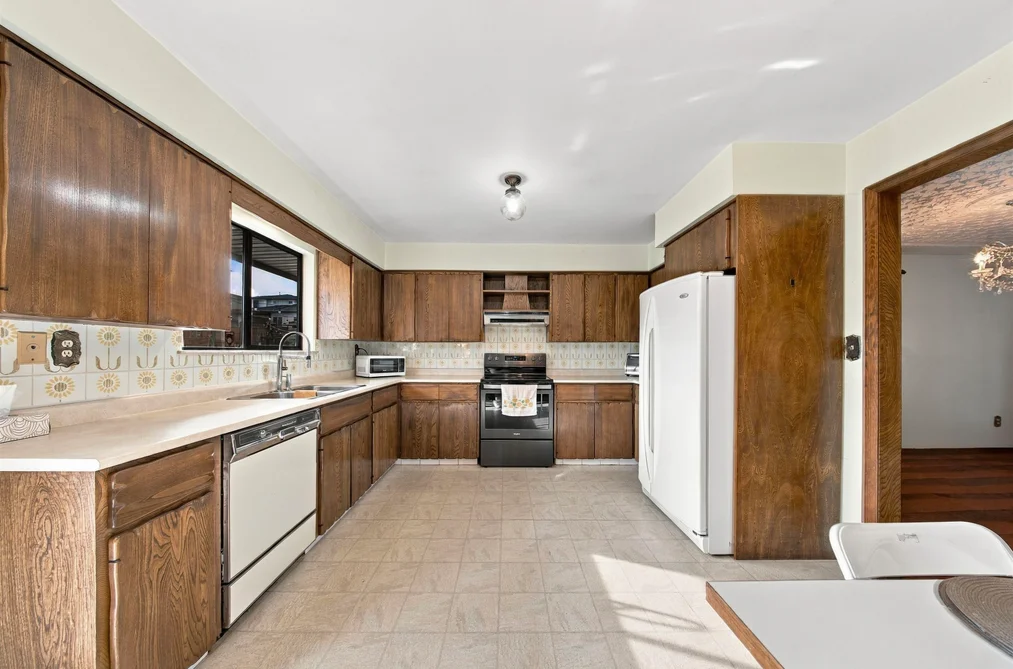 4052 Price Street, Burnaby, BC - House for Sale - Photo 10 of 27