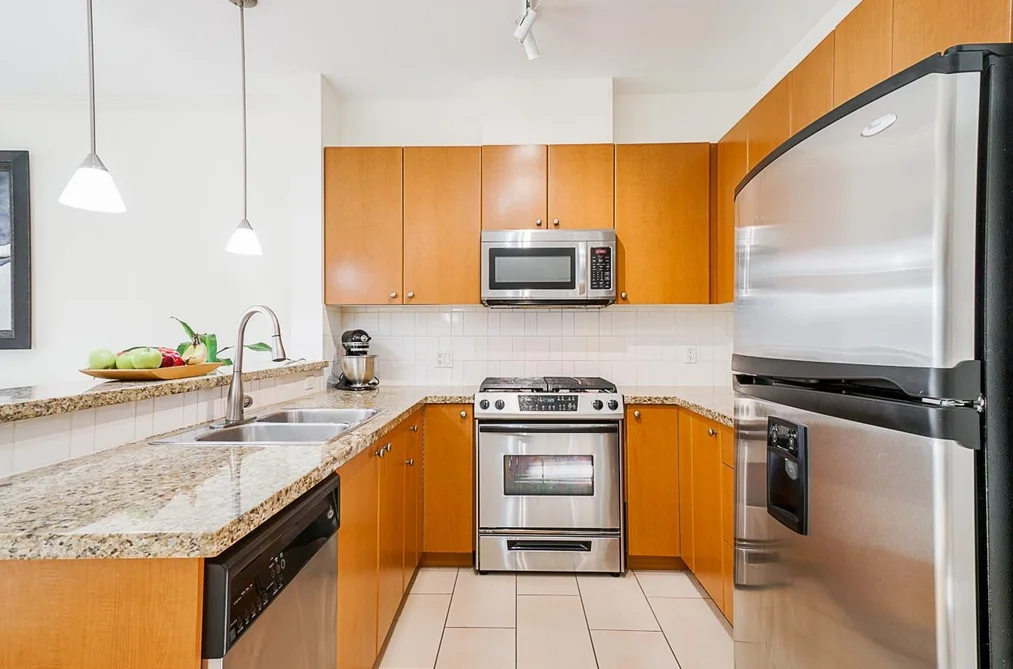 407 14 E ROYAL AVENUE, New Westminster BC V3L 5W5, New Westminster BC — Residential for Sale — Photo 4 of 28
