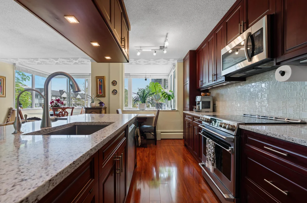 212 1425 ESQUIMALT AVENUE, West Vancouver BC V7T 1L1, West Vancouver BC — Residential for Sale - Photo 3