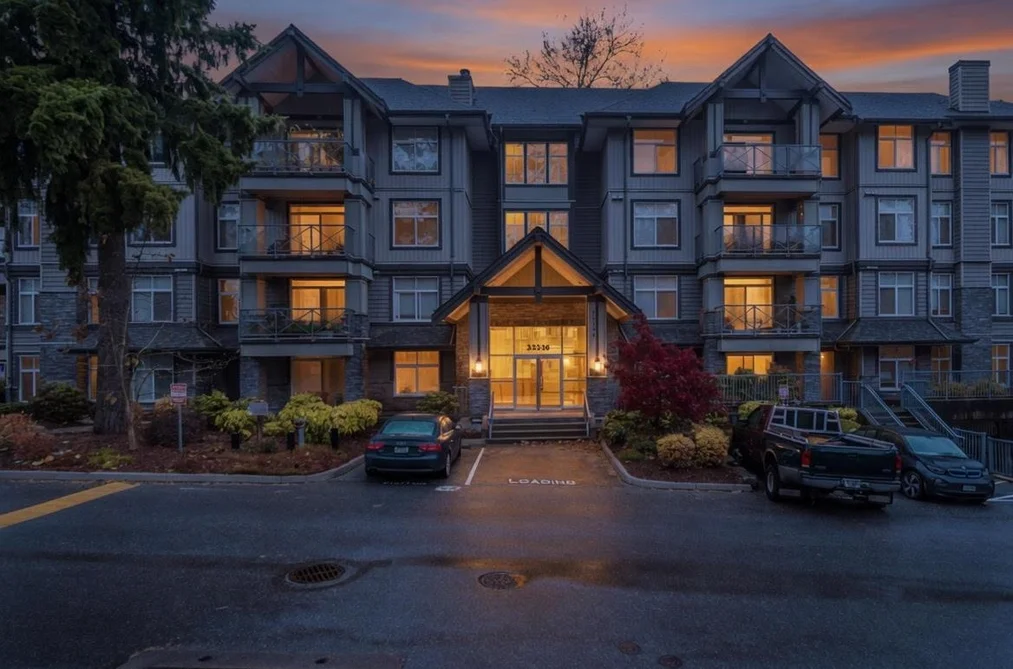 Condo for sale at 407 33338 E Bourquin Crescent Abbotsford British Columbia - MLS: R3115086
