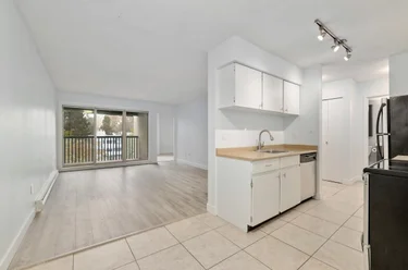 9857 Manchester Dr Unit 407, Burnaby, BC - MLS: R3152261