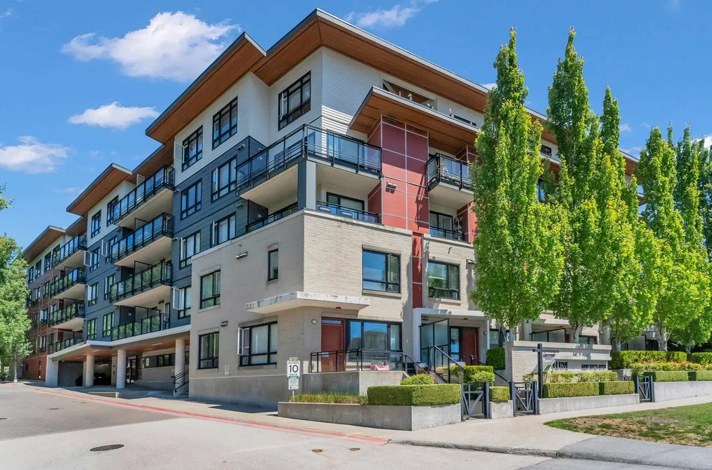 Condo for sale at 408 13931 Fraser Highway Surrey British Columbia - MLS: R3166332