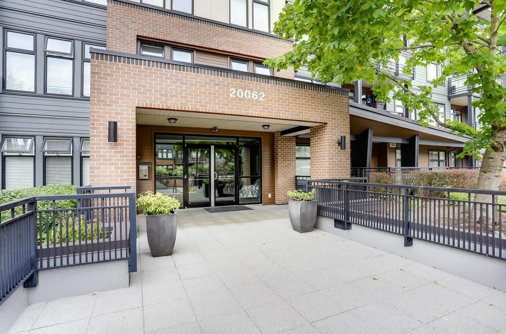 Condo for sale at 408 20062 Fraser Highway Langley British Columbia - MLS: R3165690