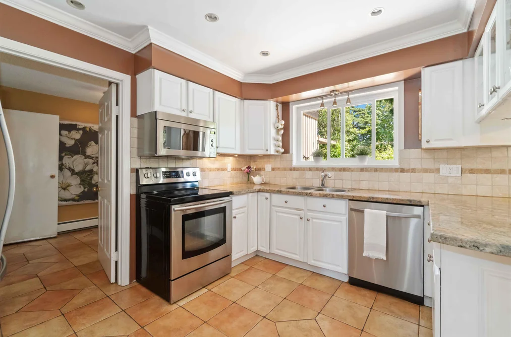 4106 Staulo Crescent, Vancouver, BC - House for Sale - Photo 18 of 40 4106 Staulo Crescent, Vancouver, BC - House for Sale - Photo 18 of 40