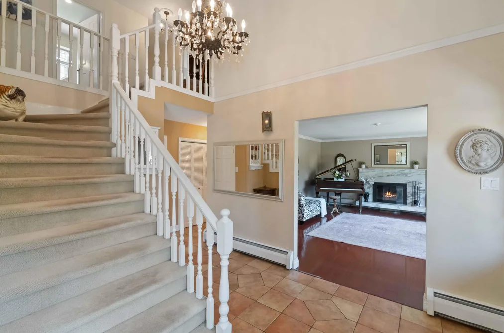 4106 Staulo Crescent, Vancouver, BC - House for Sale - Photo 8 of 40 4106 Staulo Crescent, Vancouver, BC - House for Sale - Photo 8 of 40