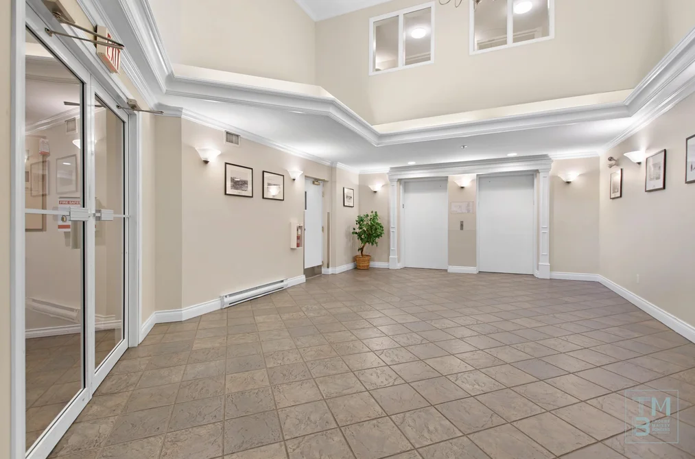 411 128 W 8TH STREET, North Vancouver BC V7M 3M1, North Vancouver BC — Residential for Sale — Photo 3 of 37