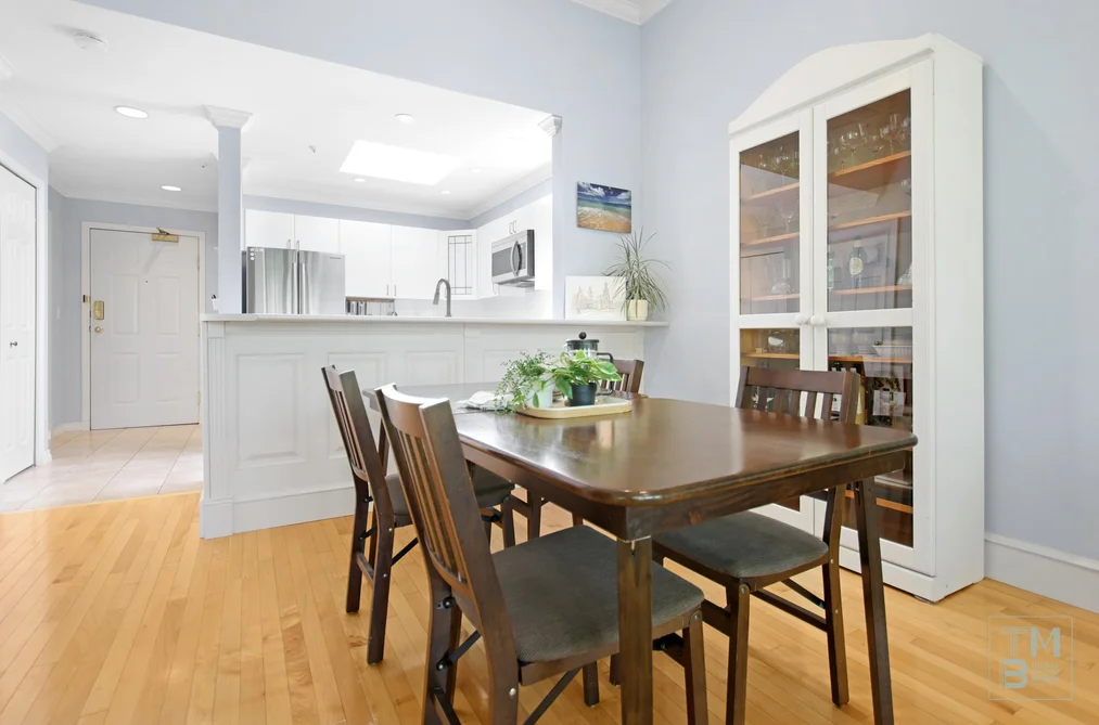 411 128 W 8TH STREET, North Vancouver BC V7M 3M1, North Vancouver BC — Residential for Sale — Photo 6 of 37