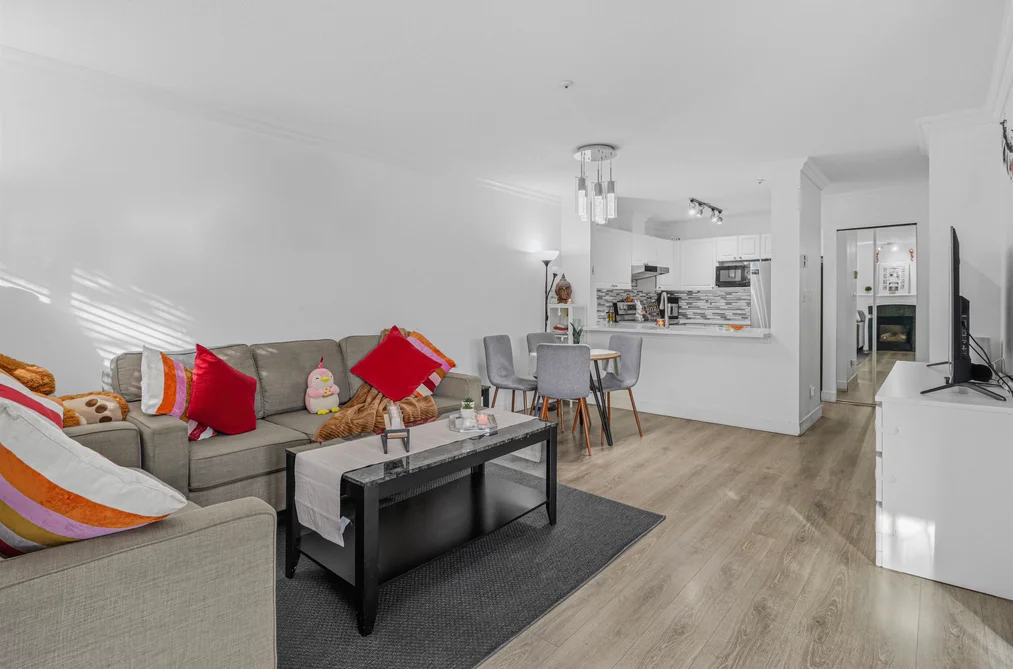 Condo for sale at 411 13733 74 Avenue Surrey British Columbia - MLS: R3098517