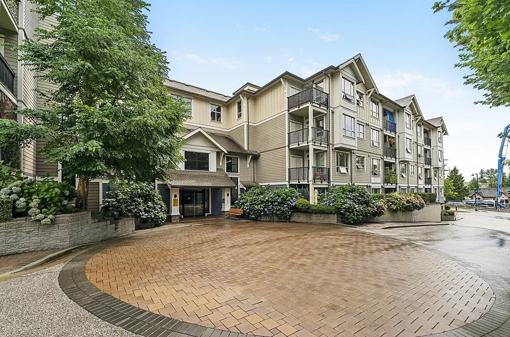 Condo for sale at 411 13897 Fraser Highway Surrey British Columbia - MLS: R3151333