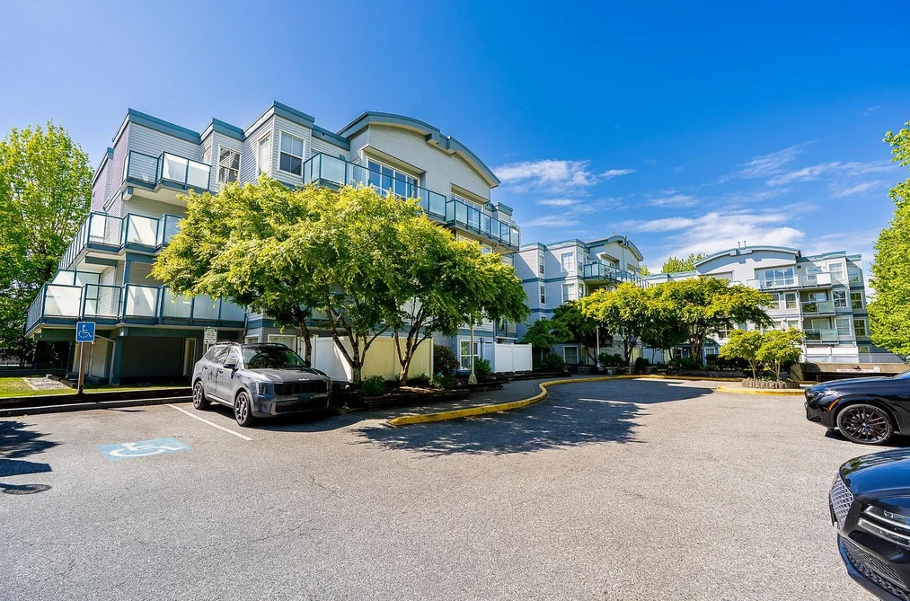 Condo for sale at 411 14885 100 Avenue Surrey British Columbia - MLS: R3126848