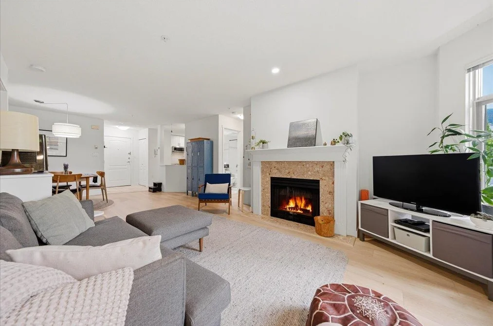 411 2059 CHESTERFIELD AVENUE, North Vancouver BC V7M 2P4, North Vancouver BC — Residential for Sale — Photo 4 of 33