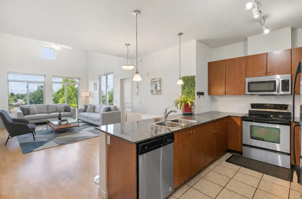 415 10180 153 STREET, Surrey BC V3R 0B5, Surrey BC — Residential for Sale - Photo 2