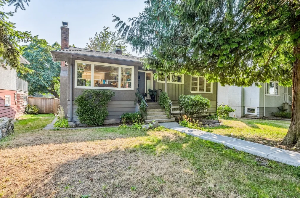 House for sale at 415 W 26th Street North Vancouver British Columbia - MLS: R3111226