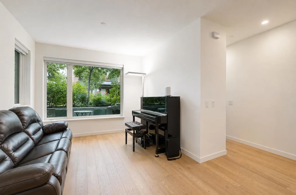 42 528 E 2ND STREET, North Vancouver BC V7L 0G8, North Vancouver BC — Residential for Sale - Photo 2
