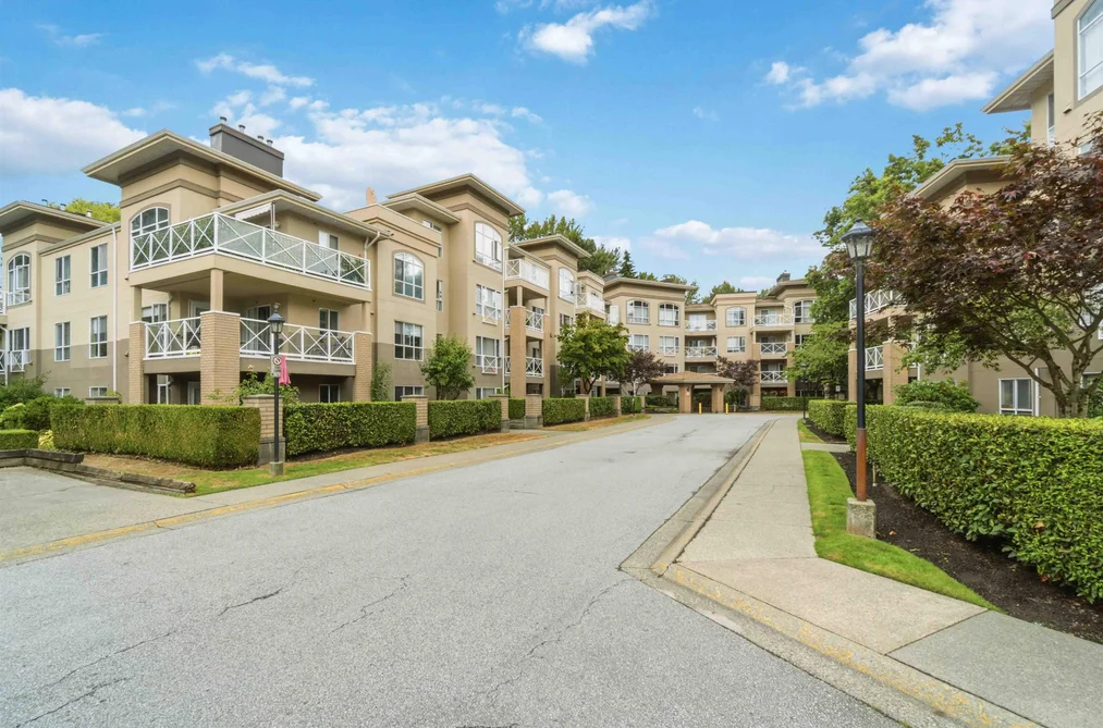 Condo for sale at 422 2551 Parkview Lane Port Coquitlam British Columbia - MLS: R3156240
