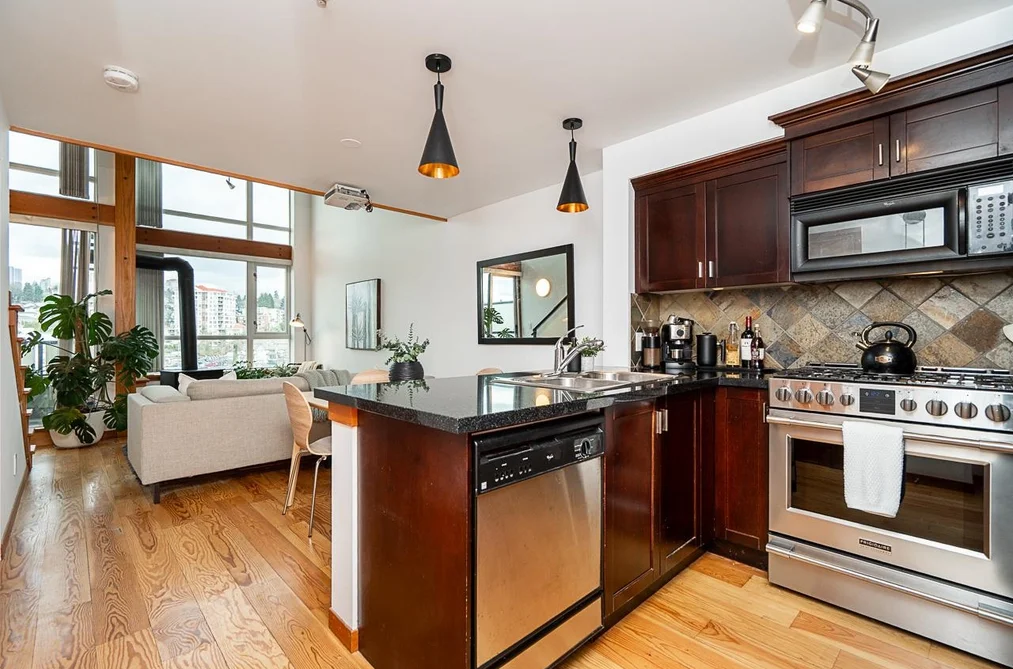 425 10 RENAISSANCE SQUARE, New Westminster BC V3M 7B1, New Westminster BC — Residential for Sale - Photo 3