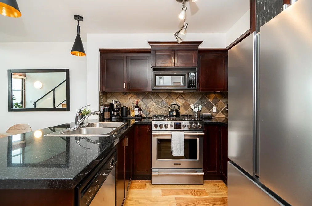 425 10 RENAISSANCE SQUARE, New Westminster BC V3M 7B1, New Westminster BC — Residential for Sale - Photo 4