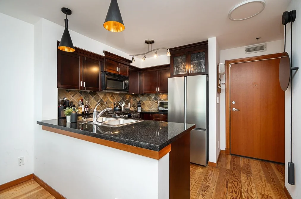 425 10 RENAISSANCE SQUARE, New Westminster BC V3M 7B1, New Westminster BC — Residential for Sale - Photo 7