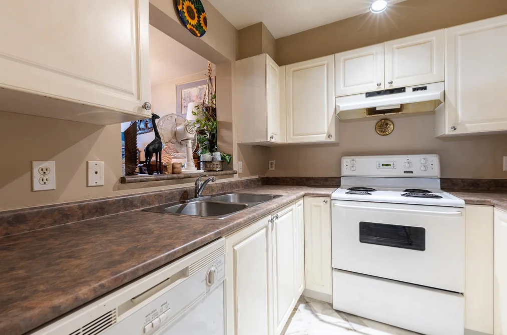 427 9979 140 STREET, Surrey BC V3T 5W2, Surrey BC — Residential for Sale - Photo 2