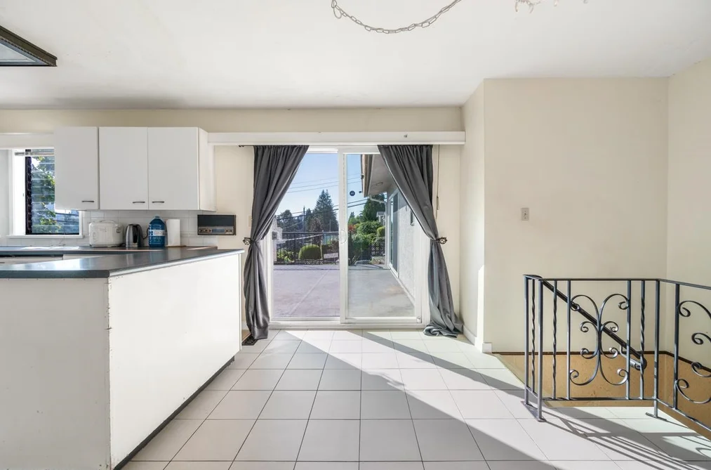 4325 Mahon Avenue, Burnaby, BC - House for Sale - Photo 10 of 33 4325 Mahon Avenue, Burnaby, BC - House for Sale - Photo 10 of 33