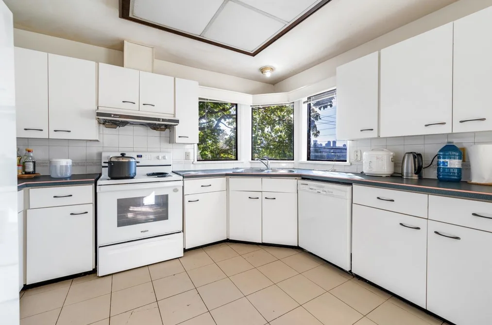 4325 Mahon Avenue, Burnaby, BC - House for Sale - Photo 11 of 33 4325 Mahon Avenue, Burnaby, BC - House for Sale - Photo 11 of 33