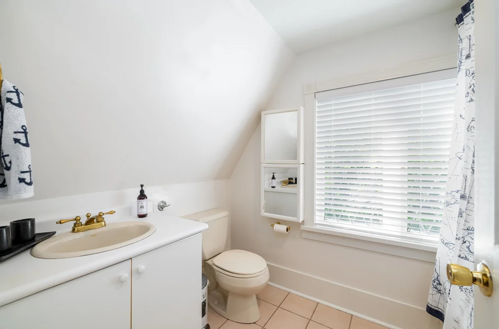 4343 W 11th Avenue, Vancouver, BC - House for Sale - Photo 20 of 38 4343 W 11th Avenue, Vancouver, BC - House for Sale - Photo 20 of 38