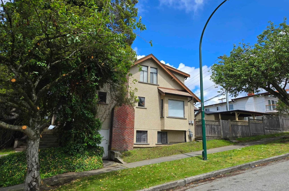 House for sale at 4390 Nanaimo Street Vancouver British Columbia - MLS: R3010106
