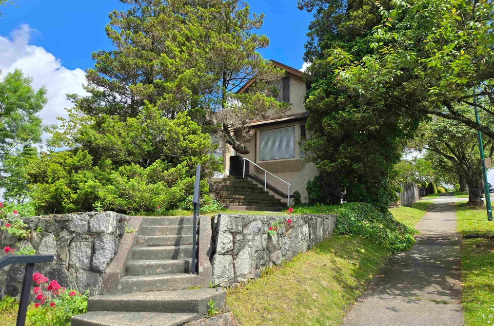 4390 NANAIMO STREET, Vancouver BC V5N 5J1, Vancouver BC — Residential for Sale - Photo 2