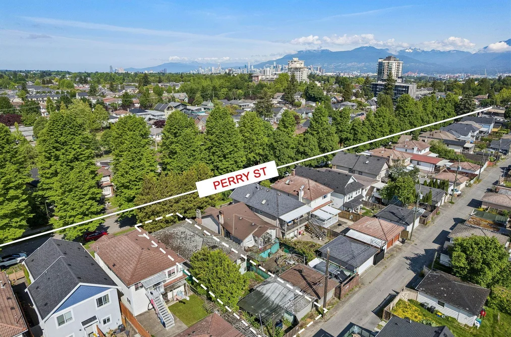 House for sale at 4420 Perry Street Vancouver British Columbia - MLS: R3130416